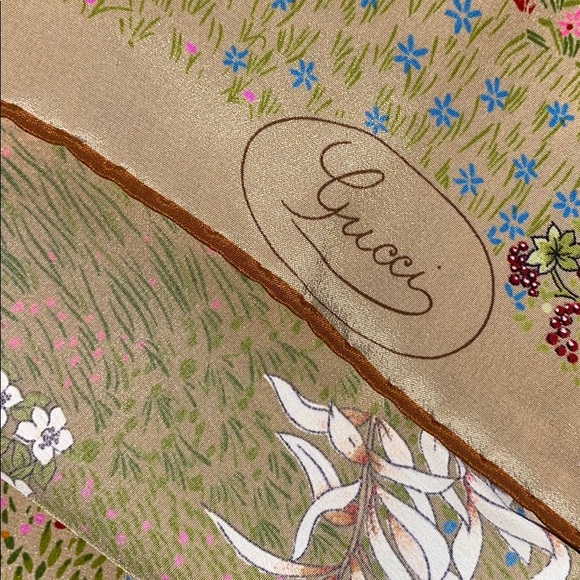 Vintage Gucci scarf. Still has the tag never used - Picture 2 of 6